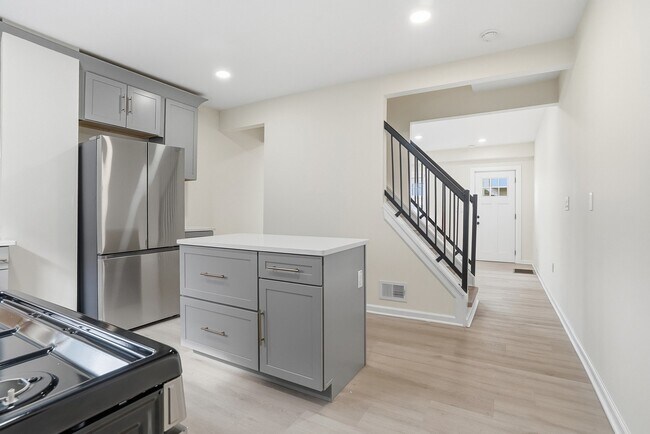 Building Photo - 302 38th St