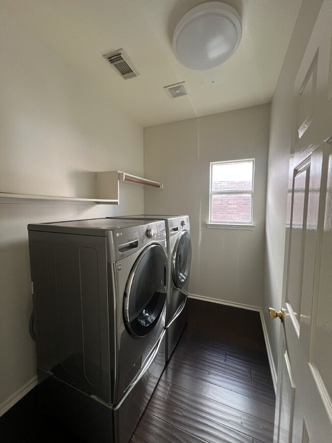 Building Photo - Charming 3-Bed /2 -Bath Sanctuary with Fireplace & Hardwood Floors, Between Evans and Bulverde at...