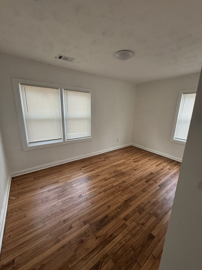 Building Photo - 2300 Carey Dr SE