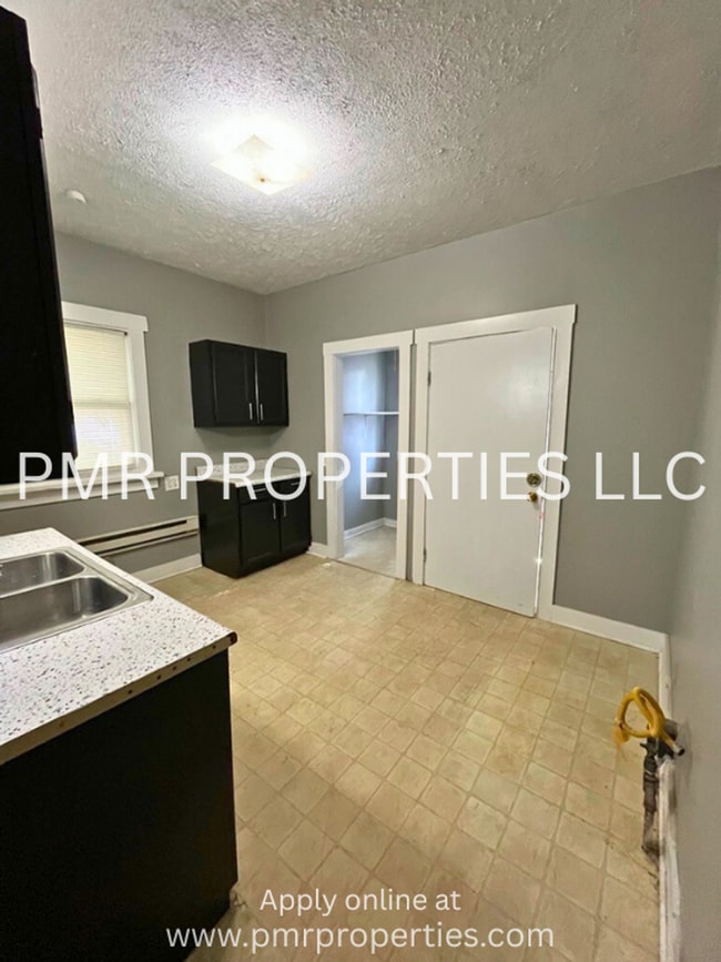 Building Photo - 3 Bedrooms/1Bathroom House