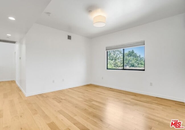 Building Photo - 3641 Greenwood Ave