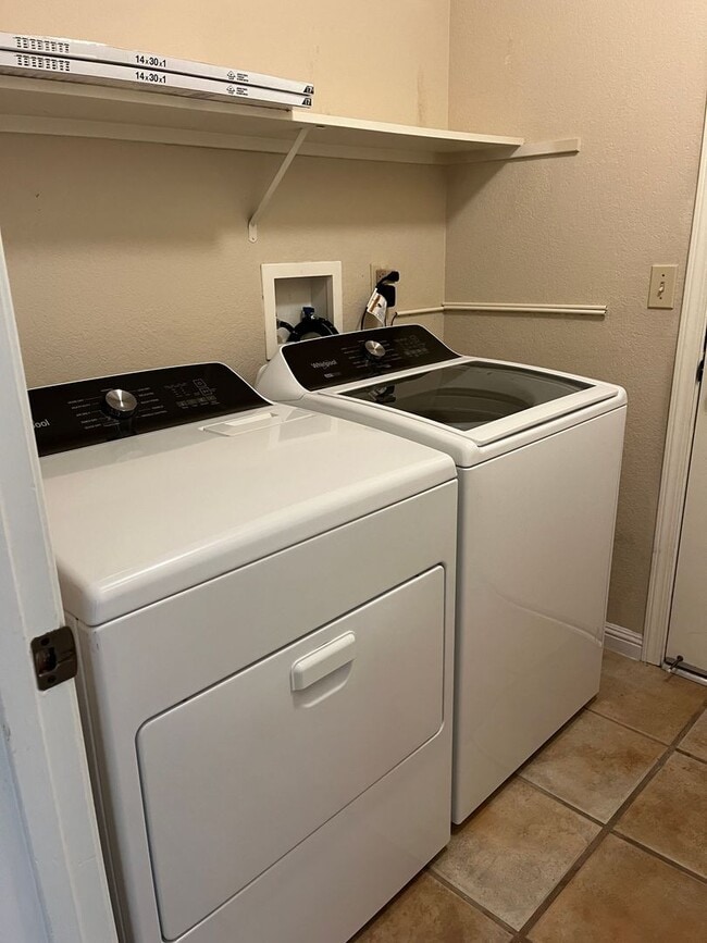 Building Photo - Lovely 3 bedrooms, 2 bathrooms located in ...