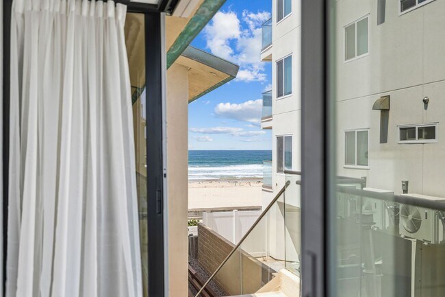 Building Photo - 3443 Ocean Front Walk