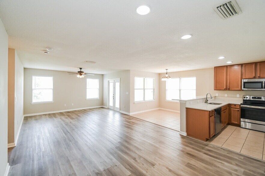 Building Photo - 607 Sunny Stroll Dr