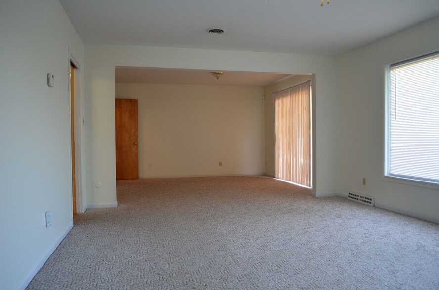 Building Photo - 8074 Rolling Hills Dr