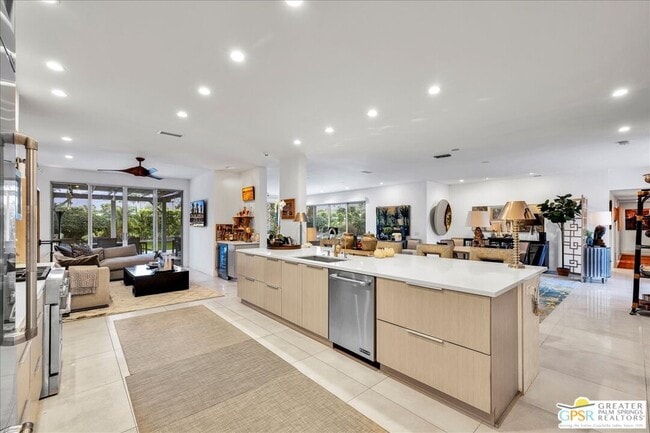 Building Photo - 605 E Sierra Way