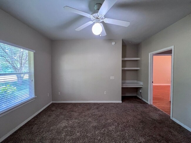 Building Photo - 1/1 Condo in the Greens at West End - Available mid-June!