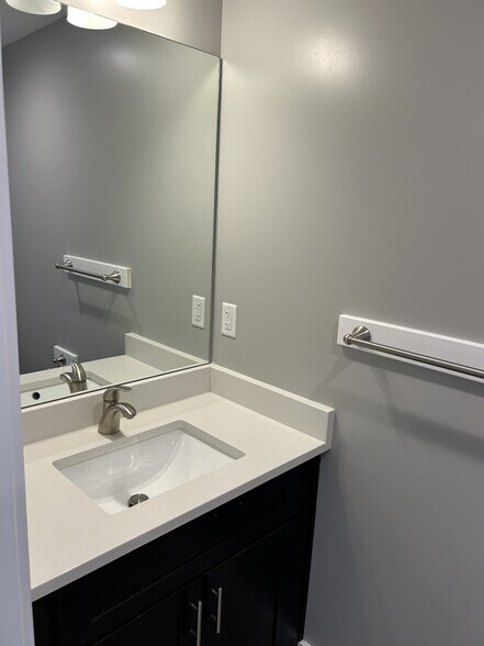 Building Photo - 2611 Lakevilla Dr