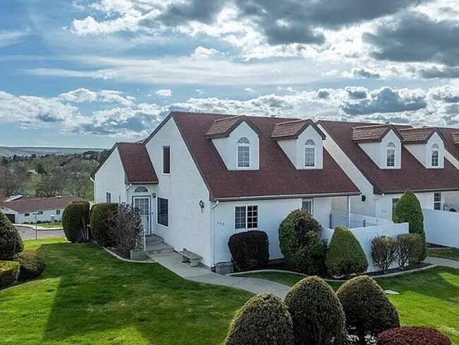 Building Photo - Move-In Special: $1000 off first month's rent!