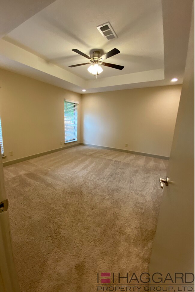 Building Photo - Rare 3-bed,2-bath, 1-story half duplex rec...