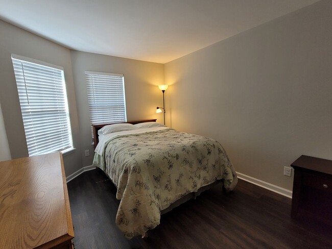 Building Photo - Furnished 3 BR, 3 BH Townhouse in Wilmington!