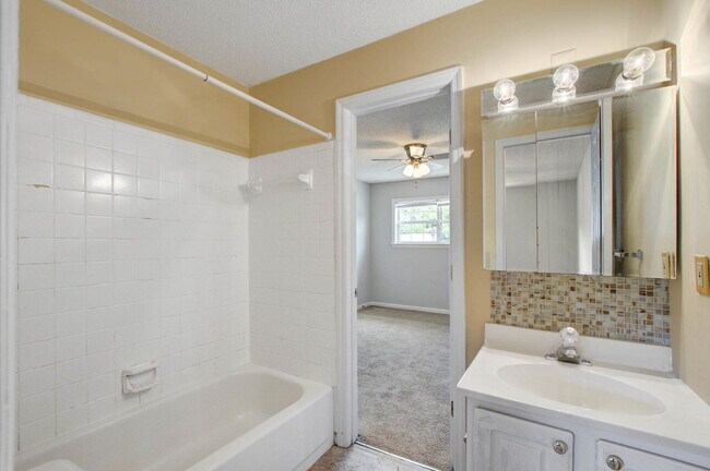Building Photo - 107 Hickory Ln