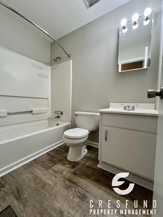 Building Photo - Spacious 3 BR 2 Bathroom