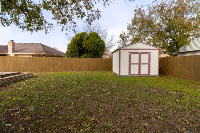 Building Photo - 5604 Greentree Ave