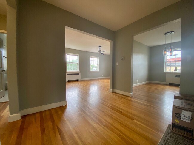Building Photo - Coolidge Corner Area, In-Unit Washer and Dryer, Heat, Hot Water Included, Porch