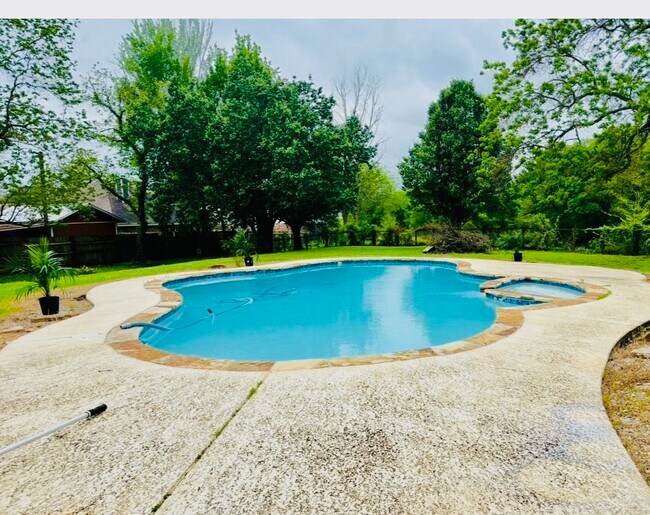 Building Photo - 5900 Clearview Cir