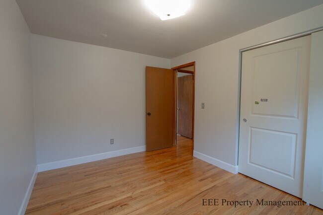 Building Photo - Bellevue Home in Phanton lake Area