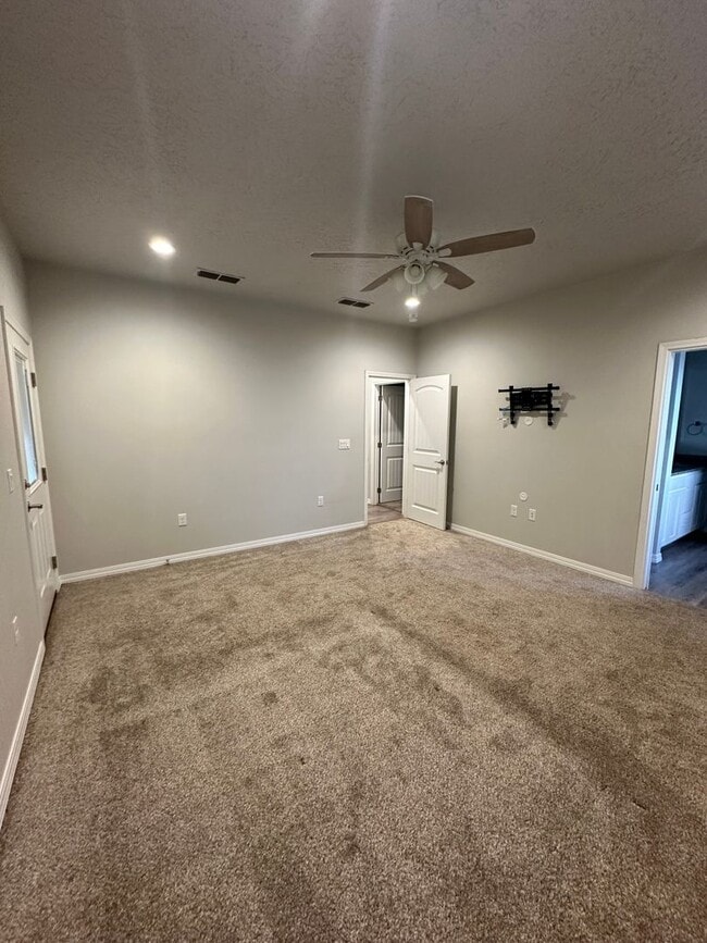 Building Photo - Stunning 3 Bed Home! Managed by Owner!