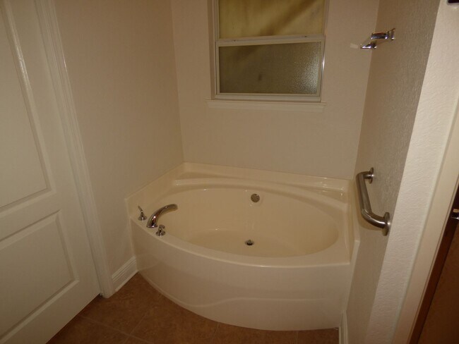 Building Photo - Custom-Built 3-Bedroom Home