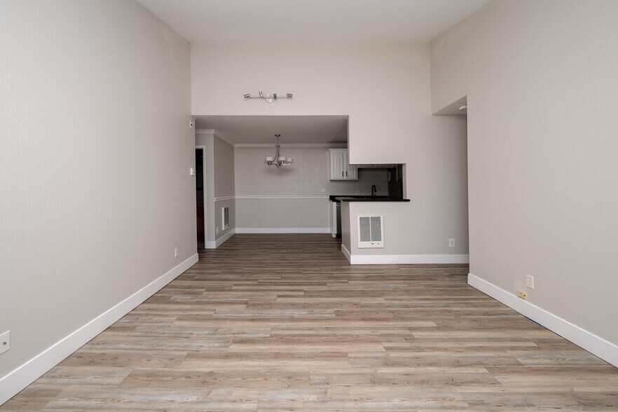 Building Photo - 851 Woodside Way