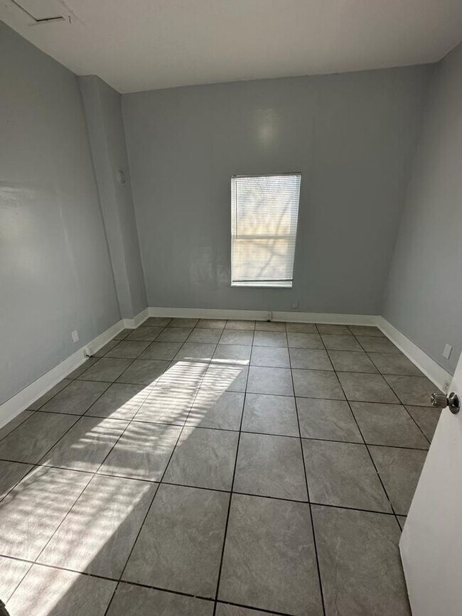 Building Photo - Fully renovated 2/1 single family residenc...