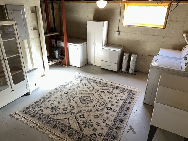Building Photo - 2000+ sf home is in a great location, pet ...