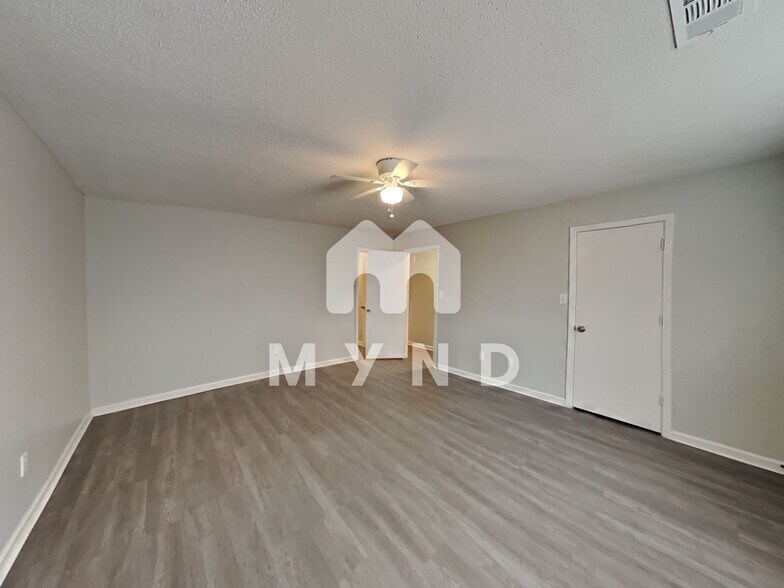 Building Photo - 4828 Royal Run Dr
