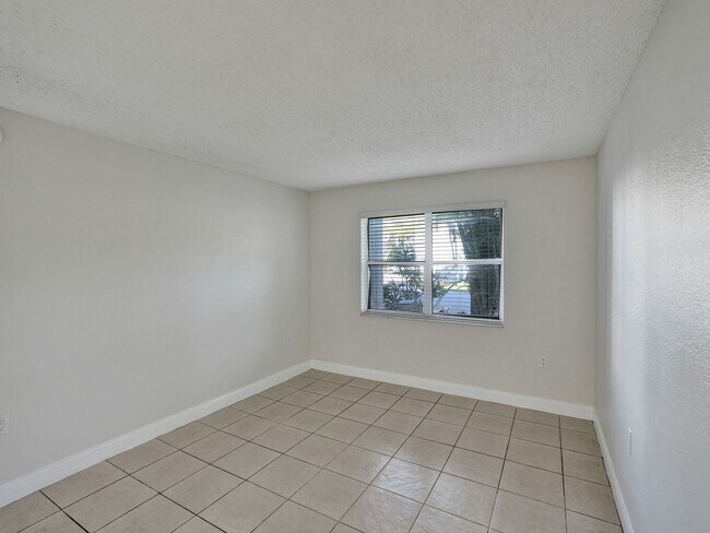 Building Photo - Renovated & Updated 2 Bed/2 Bath Condo with Patio – Prime Springcrest Location!