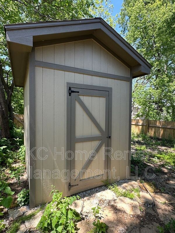Building Photo - 2316 Spruce Ave