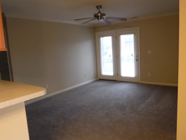 Building Photo - 109 Lake Point Dr