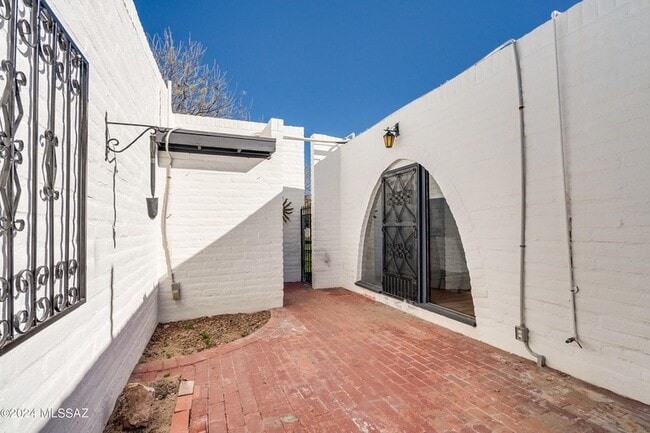 Building Photo - 667 W Las Lomitas Rd