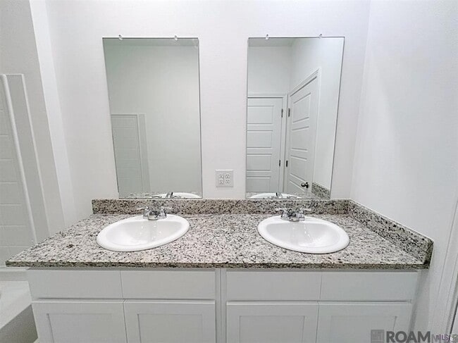 Building Photo - 1047 Drago Dr