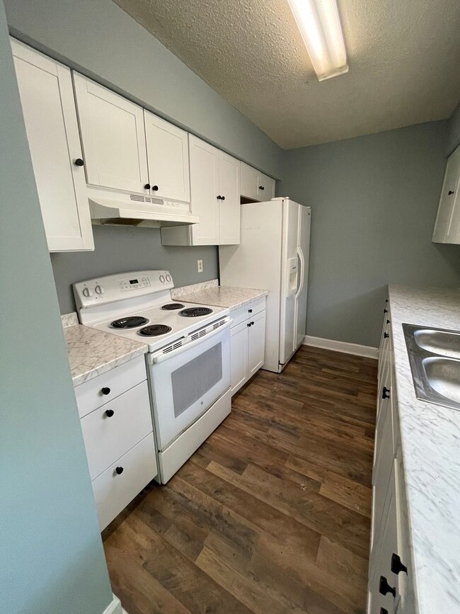 Building Photo - 2 Bedroom, 1.5 Bath-Available Now-6149 Ben...