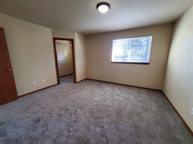 Building Photo - 3 Bedroom 2.5 Bath located in Tumwater