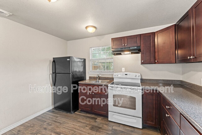 Building Photo - 315 Pool Dr