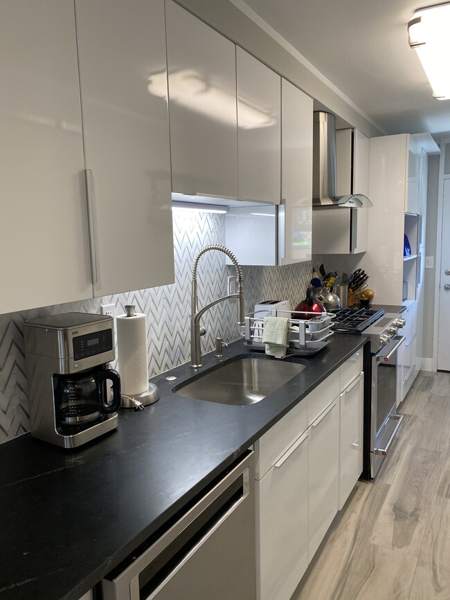 Building Photo - 7 Hughes Pl