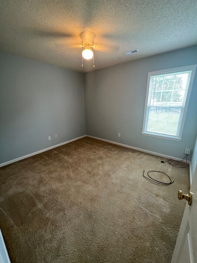 Building Photo - Welcome to this charming 3-bedroom, 2-bathroom home located in the desirable Ogden area of Whitne...