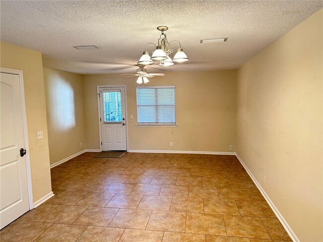 Building Photo - 104 Courtyard Villas Ln