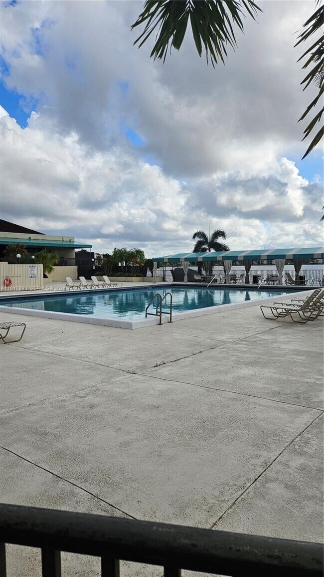 Building Photo - 105 Lake Emerald Dr