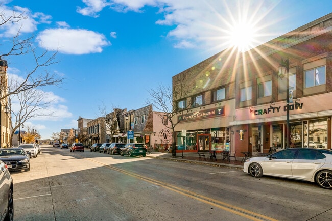 Building Photo - 215 E Pleasant St