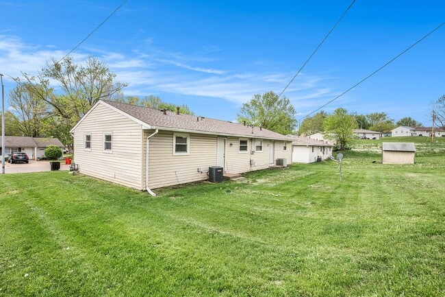 Building Photo - *MOVE IN SPECIAL* $250 Off First Full Month's Rent OR Free 55in TV! Beautiful 2BR/1BA Duplex in I...
