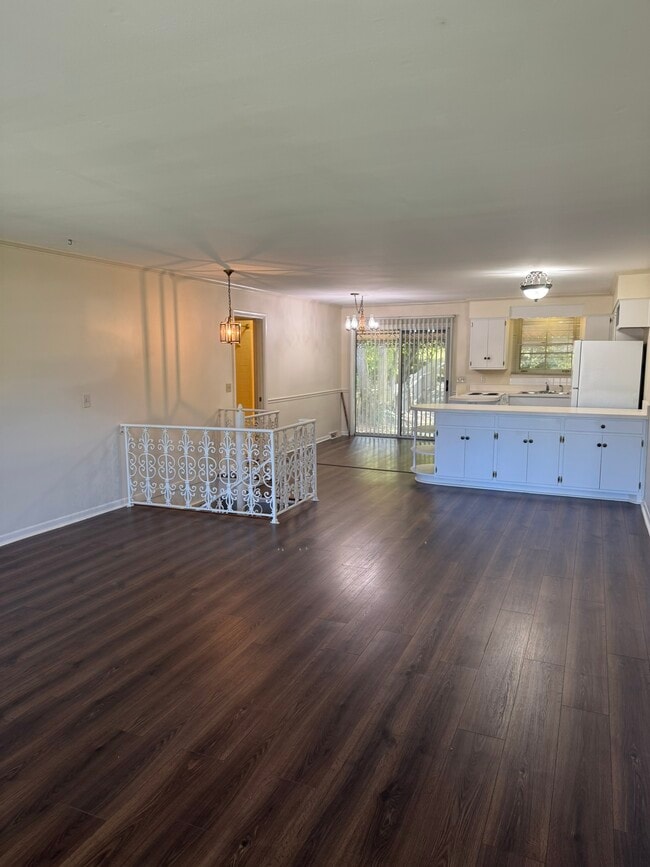 Building Photo - 9019 Meadowlawn Dr
