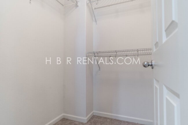 Building Photo - Comfort, Convenience & Space — Tracy Living at Its Best