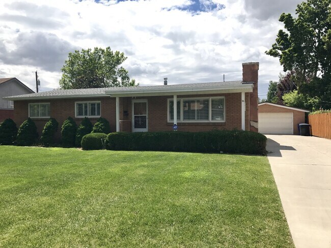 Building Photo - Beautiful Holladay Home