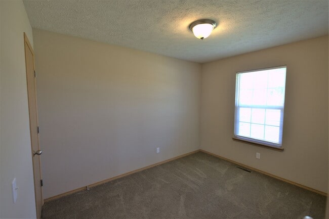 Building Photo - 3 Bedroom in a Convenient Location