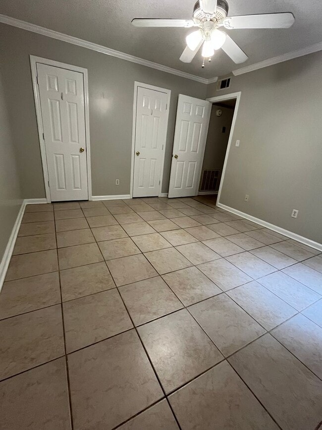 Building Photo - 2 Bed 1 Bath Condo with Utilities Included!
