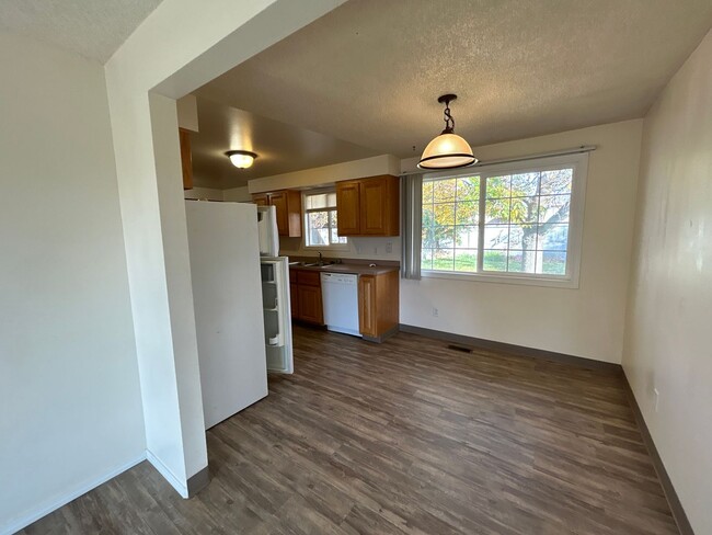 Building Photo - 2 Bedroom / 1.5 Bathroom Duplex in Redmond...