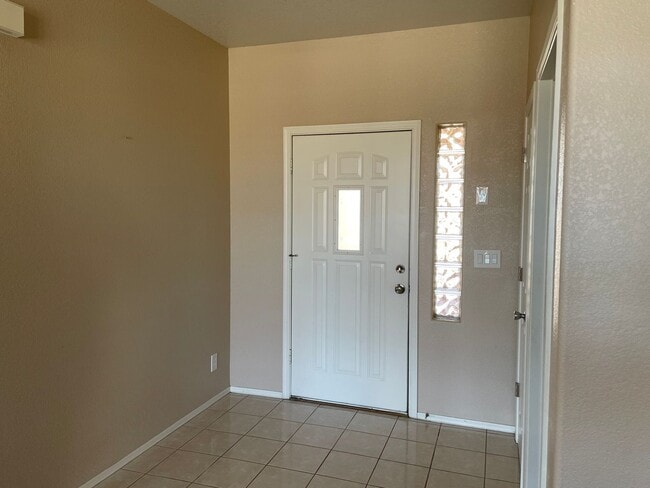 Building Photo - Home in Residential Estates Golf Course Neighborhood for rent!