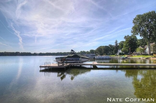 Building Photo - Lakefront 4 bed 2 bath home