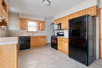 Building Photo - Bloomfield SFH 3 bedroom 1 BR With Off Street Parking/Fenced Yard